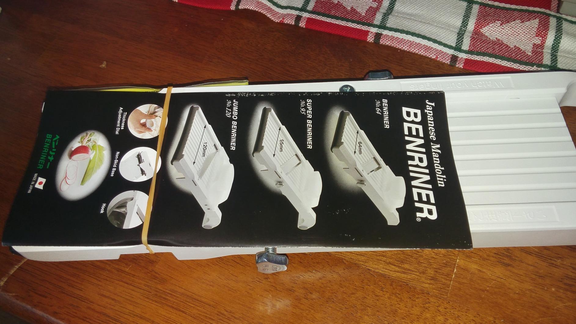 Benriner retail box on a wooden table showing the No. 64, Super No. 95 and Jumbo No. 120 with their 64 mm, 95 mm and 120 mm cutting widths